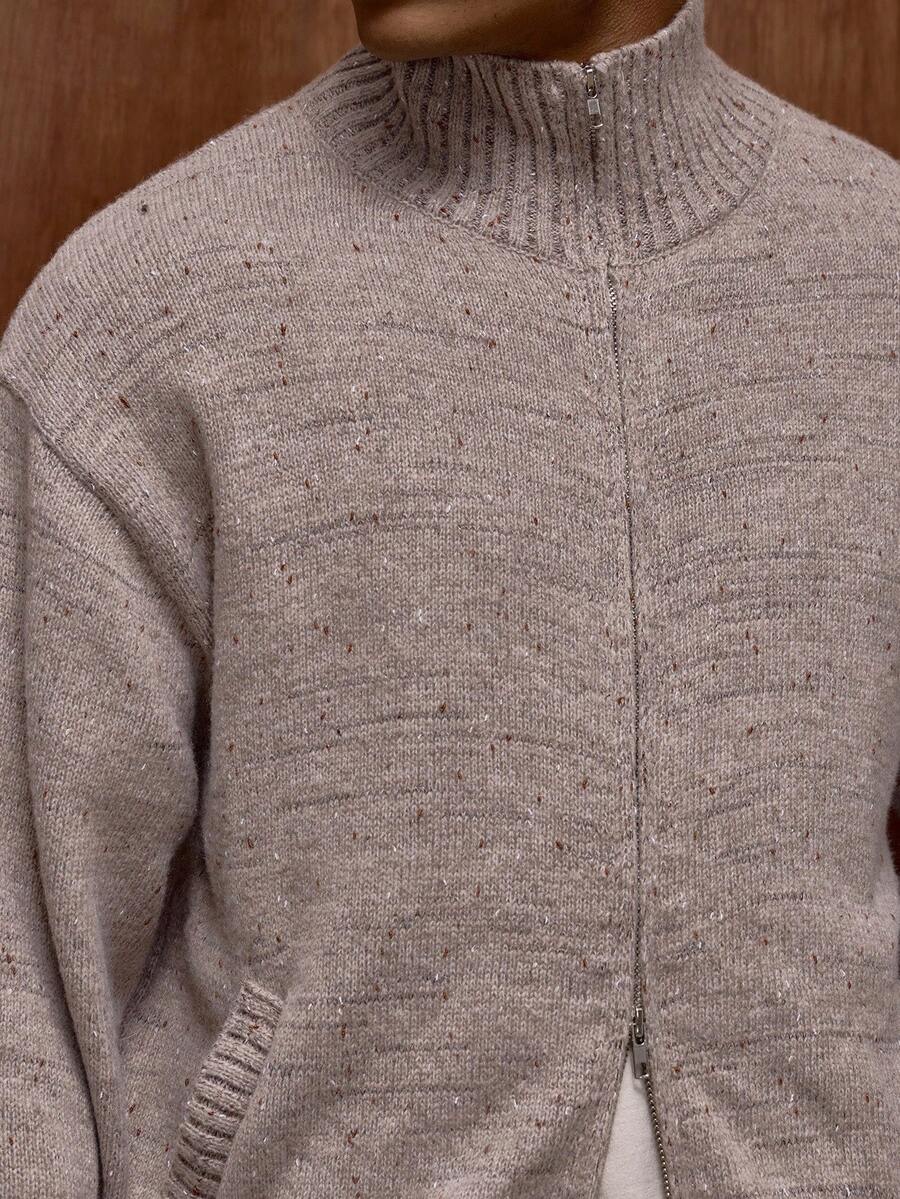 Vetoketjullinen neuletakki pystykauluksella ja pilkkukuviolla